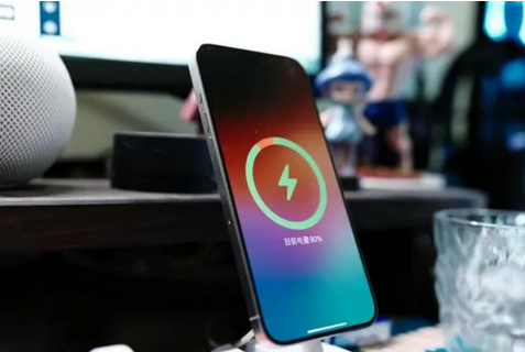 毕节苹果15换屏服务分享用什么充电器给iPhone15充电更好 